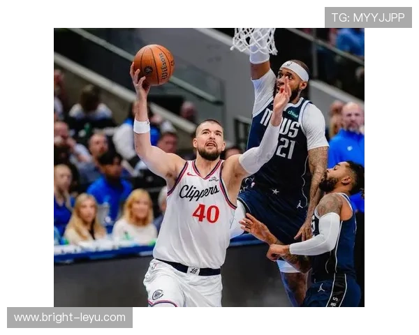 安东尼·戴维斯突破能力提升显著，关键时刻篮下效率拉开差距