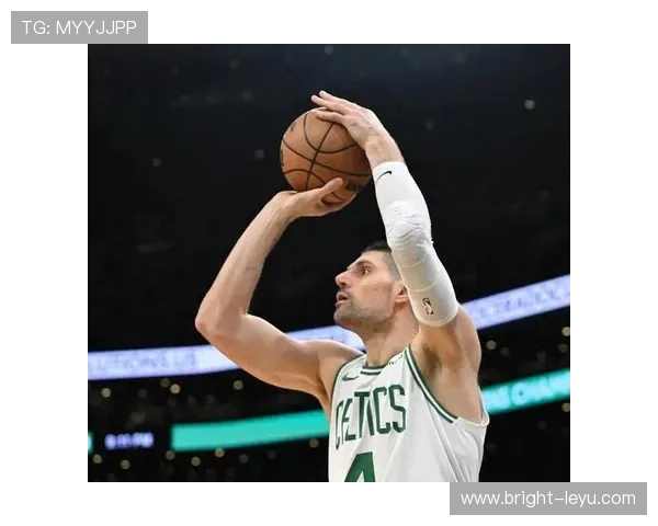 武切维奇高位挡拆为外线射手拉空间，比上季更高效组织