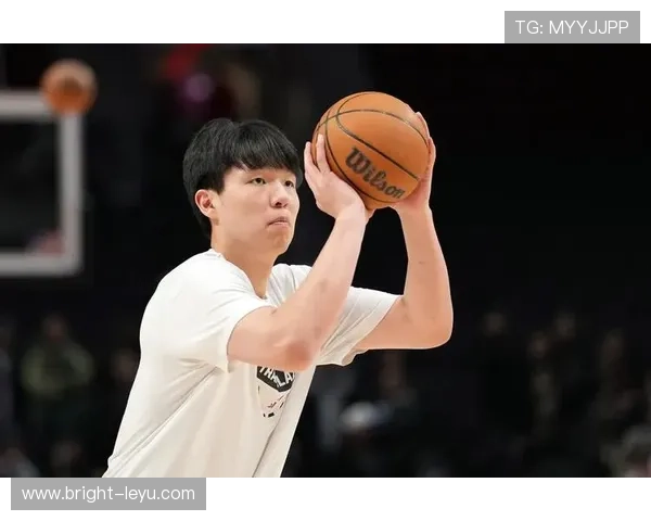 杨瀚森私下居然是这样，一秒脱离球场变成路人甲？