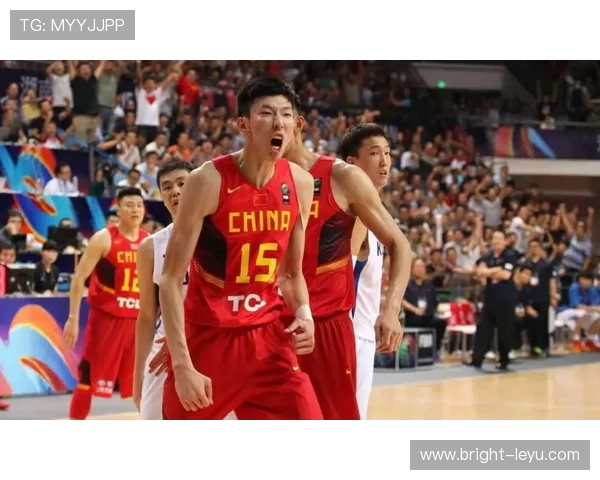 卢尔·邓无球跑动制造空位，防守韧性仍影响比赛节奏